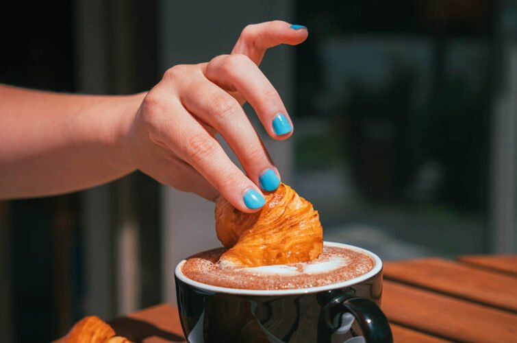 croissant dans latte